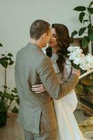 réunion de le la mariée et jeune marié sur le Hôtel escaliers photo