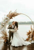 cérémonie de mariage des jeunes mariés sur la jetée photo