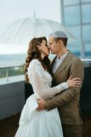 la mariée et jeune marié premier réunion sur le toit de gratte-ciel photo