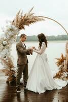 cérémonie de mariage des jeunes mariés sur la jetée photo