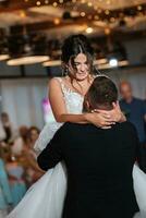 le premier Danse de le la mariée et jeune marié à l'intérieur une restaurant photo