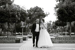 le marié en costume marron et la mariée en robe blanche photo