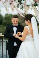 cérémonie de mariage des jeunes mariés sur la jetée photo