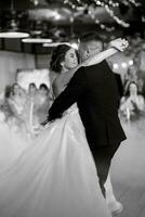 le premier Danse de le la mariée et jeune marié à l'intérieur une restaurant photo