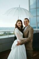 la mariée et jeune marié premier réunion sur le toit de gratte-ciel photo