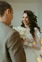 réunion de le la mariée et jeune marié sur le Hôtel escaliers photo