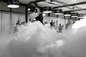 le premier Danse de le la mariée et jeune marié à l'intérieur une restaurant photo