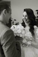 réunion de le la mariée et jeune marié sur le Hôtel escaliers photo