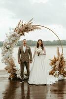 cérémonie de mariage des jeunes mariés sur la jetée photo