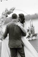 le premier mariage Danse de le la mariée et jeune marié sur le jetée près le rivière photo