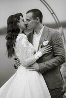 le premier mariage Danse de le la mariée et jeune marié sur le jetée près le rivière photo