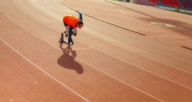 asiatique para-athlète coureur prothétique jambe sur le Piste seul à l'extérieur sur une stade Piste paralympique fonctionnement concept. photo