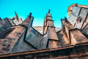 photo de cathédrale dans le vieux gothique trimestre, Barcelone, catalogne. côté vue de médiéval Château mur dans Catalogne