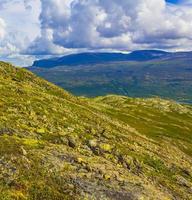 incroyable crête de montagne besseggen et paysage de lac turquoise en norvège photo