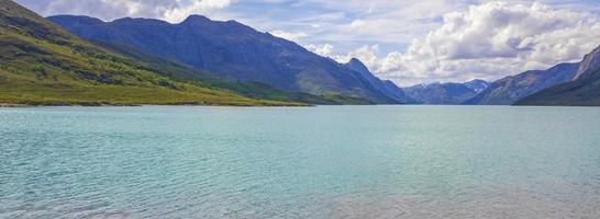 Incroyable paysage panoramique du lac turquoise de la crête de la montagne besseggen en norvège photo