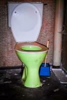 vieux sale toilette dans un abandonné maison photo