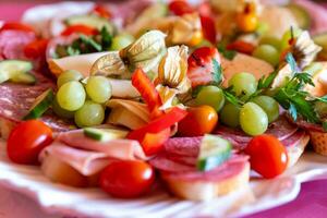 une mélange de des sandwichs avec fruit photo