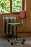 vieux Bureau chaise dans un abandonné usine photo