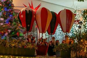 mignonne Noël décoration avec une chaud air ballon avec lumières photo