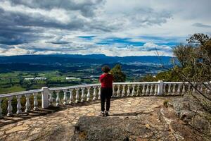 Jeune femme à une point de vue plus de le magnifique sopo vallée à le département de cundinamarca dans Colombie photo