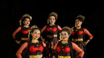 une groupe de danseurs supporter grand comme rouge costumes fournir une spectaculaire et gracieux contraste photo