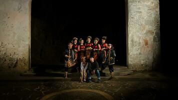 une groupe de danseurs supporter grand comme rouge costumes fournir une spectaculaire et gracieux contraste photo