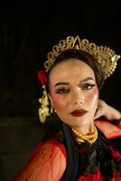 un asiatique Danseur avec éblouissant maquillage et captivé le public à nuit photo