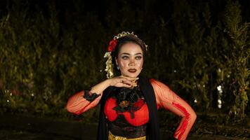 une femelle Danseur dans une rouge robe dansé sur organiser, reflétant le beauté de sa mouvements et ajouter à le charme de sa performance photo