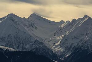 vue panoramique, côté sud, du massif de maladeta dans les pyrénées photo