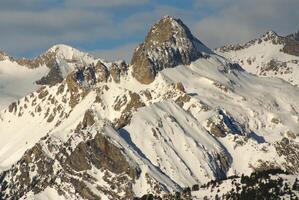 vue panoramique, côté sud, du massif de maladeta dans les pyrénées photo