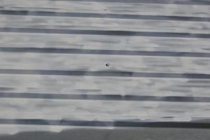 peinture de toit avec de la peinture émaillée à partir d'une bombe aérosol photo