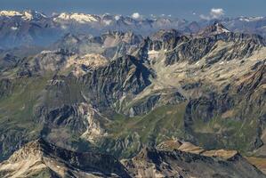 hautes montagnes sous la neige en hiver photo