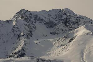 vue panoramique, côté sud, du massif de maladeta dans les pyrénées photo