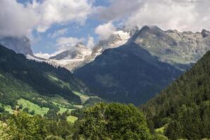 neige Montagne en dessous de bleu ciel dans le gadmen,suisse photo