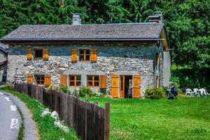 traditionnel pays maison dans la suisse Alpes photo