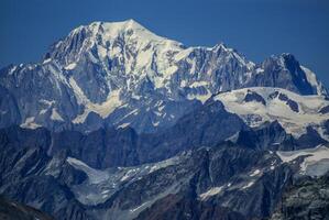 hautes montagnes sous la neige en hiver photo