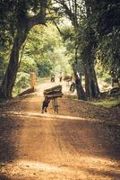 cycliste sur saleté route dans le jungle. Cambodge photo