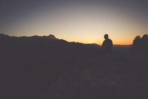 promeneur sur une Montagne Haut à le coucher du soleil. femme admiratif Montagne paysage dans haute tatra montagnes, Pologne. photo