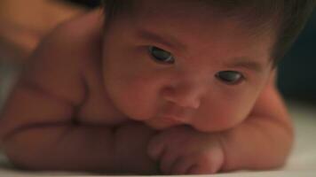 portrait de une rampant bébé, mignonne nouveau née bébé. photo