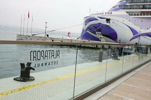dinde Istanbul 19 juin 2023. port de galata texte et énorme croisière navire photo