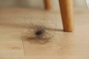 femmes perdu cheveux gouttes sur sol photo