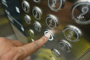 l'homme pousse le bouton de levage vers le bas. photo