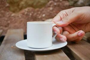 femmes en portant une café tasse photo