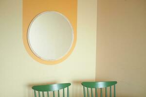 rond miroir remise sur une mur . photo