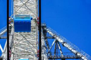 gros plan et recadrage grande roue géante tempozan sur fond de ciel bleu vif avec espace pour les textes. photo