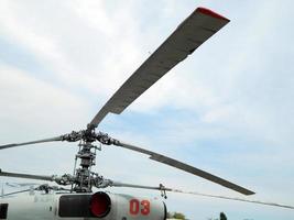 les hélicoptères sont à l'aérodrome civil et militaire photo