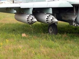 armement d'avions et d'hélicoptères roquettes, bombes, canons photo