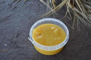 miel d'été frais dans un pot photo