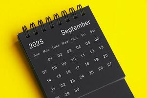 septembre 2025 noir et blanc bureau calendrier sur Jaune couverture Contexte. calendrier concept photo