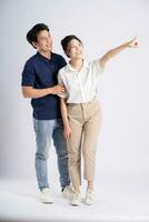 image de un asiatique couple posant sur une blanc Contexte photo